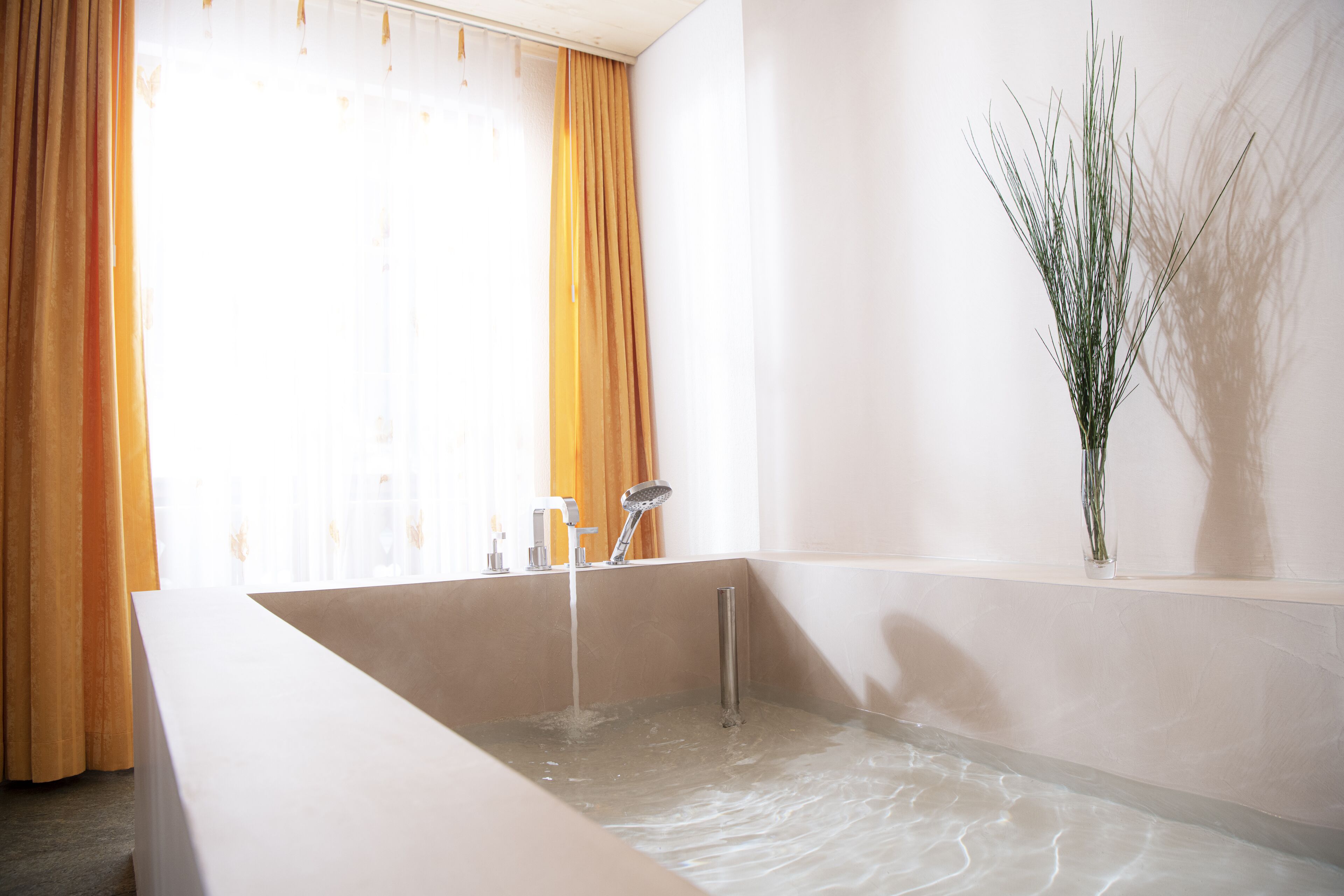 deep-soaking bathtub