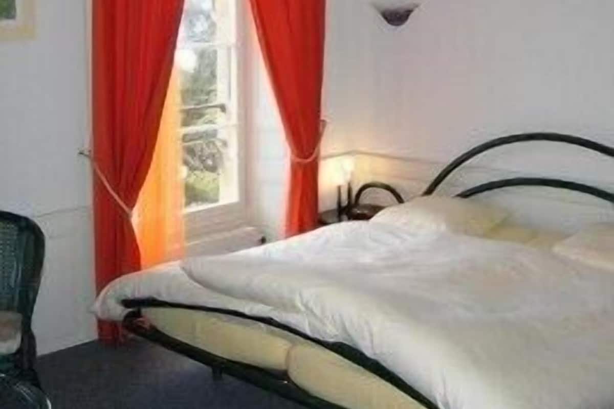 Luxe tweepersoonskamer, 1 tweepersoonsbed, uitzicht op meer | Een kluis op de kamer, een bureau, verduisterende gordijnen, babybedden