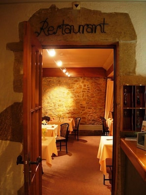 S'hi serveixen esmorzars, dinars, sopars i plats de cuina regional
