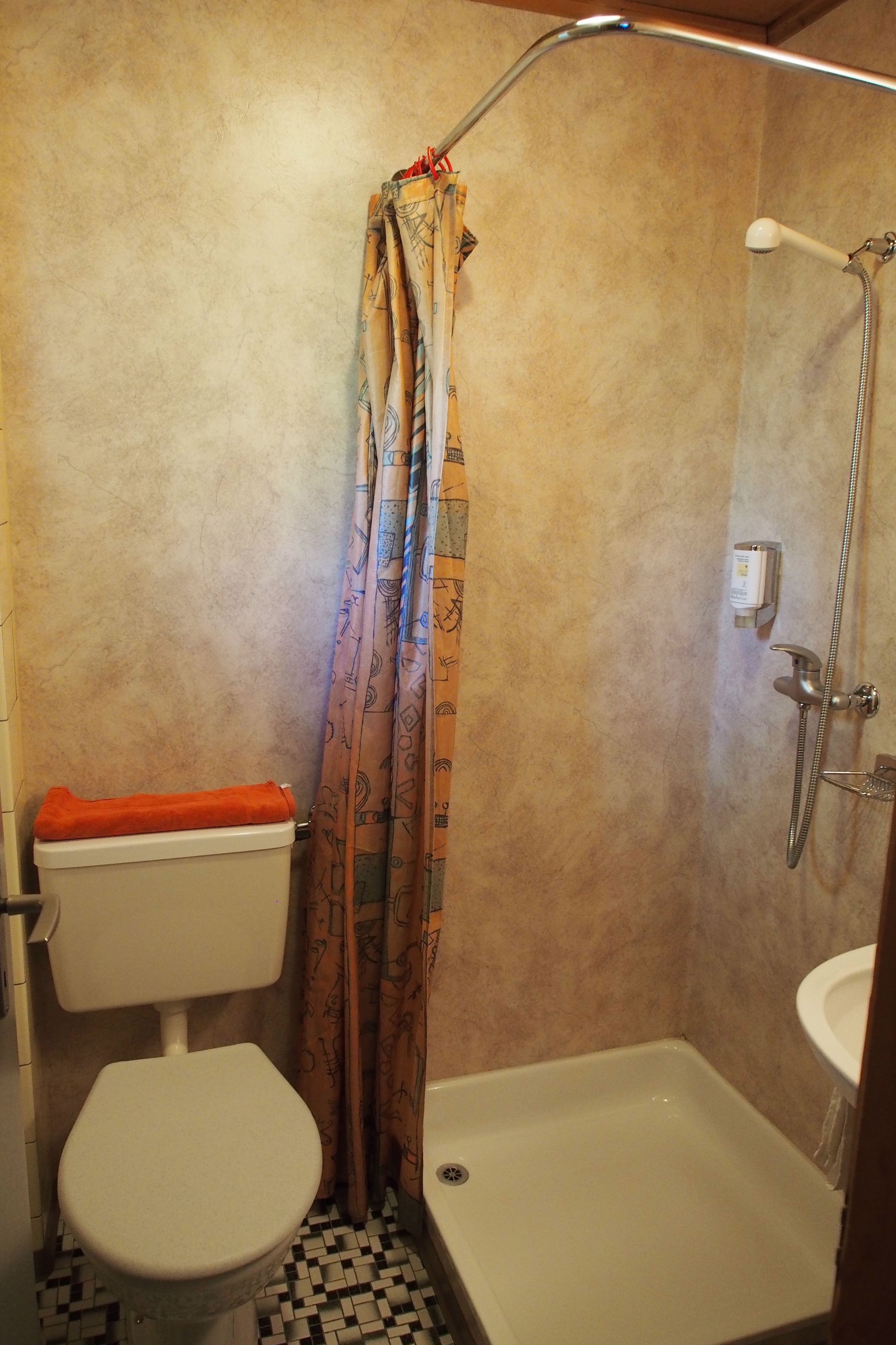 free toiletries, towels