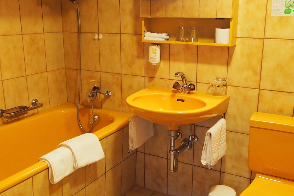 free toiletries, towels