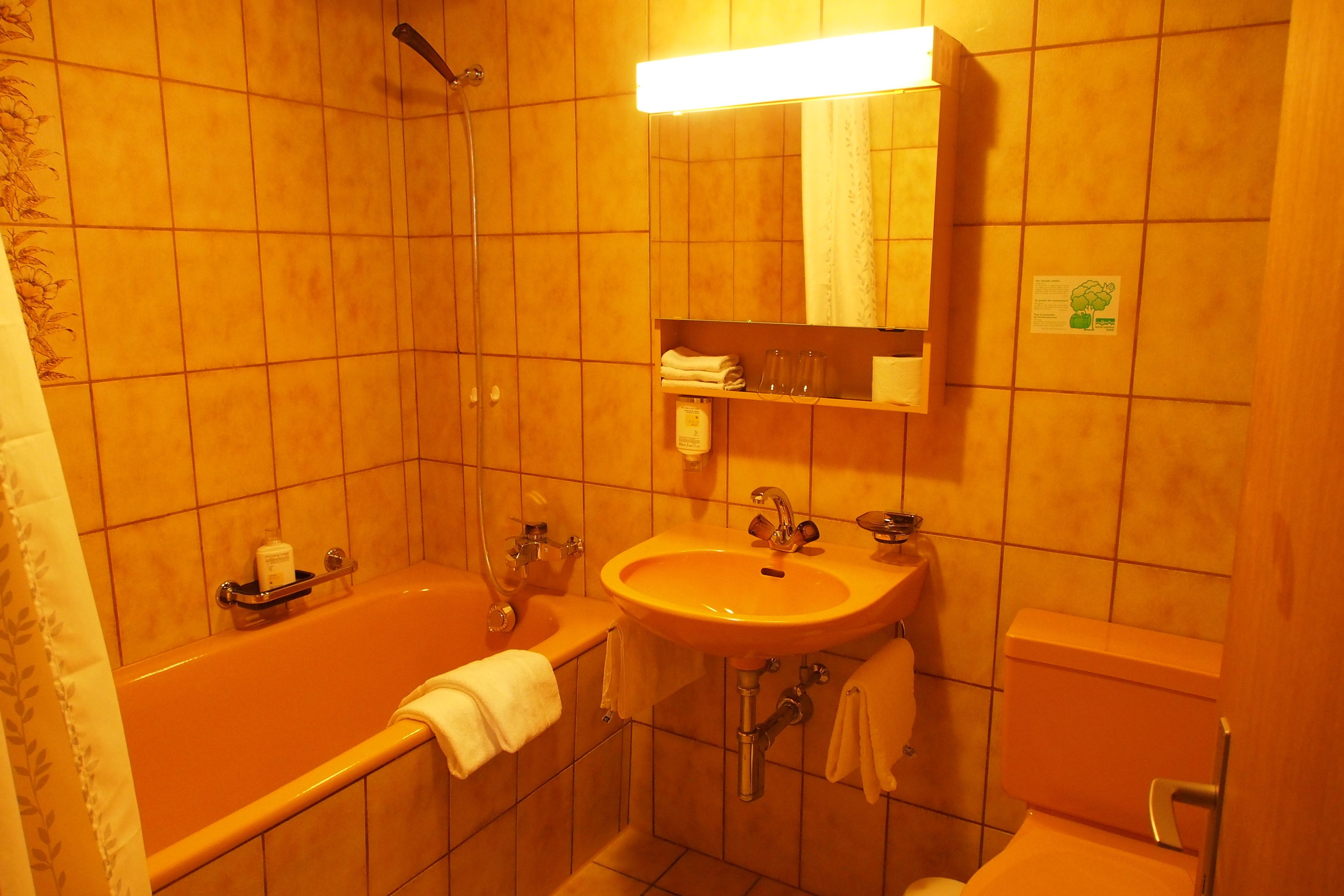 free toiletries, towels