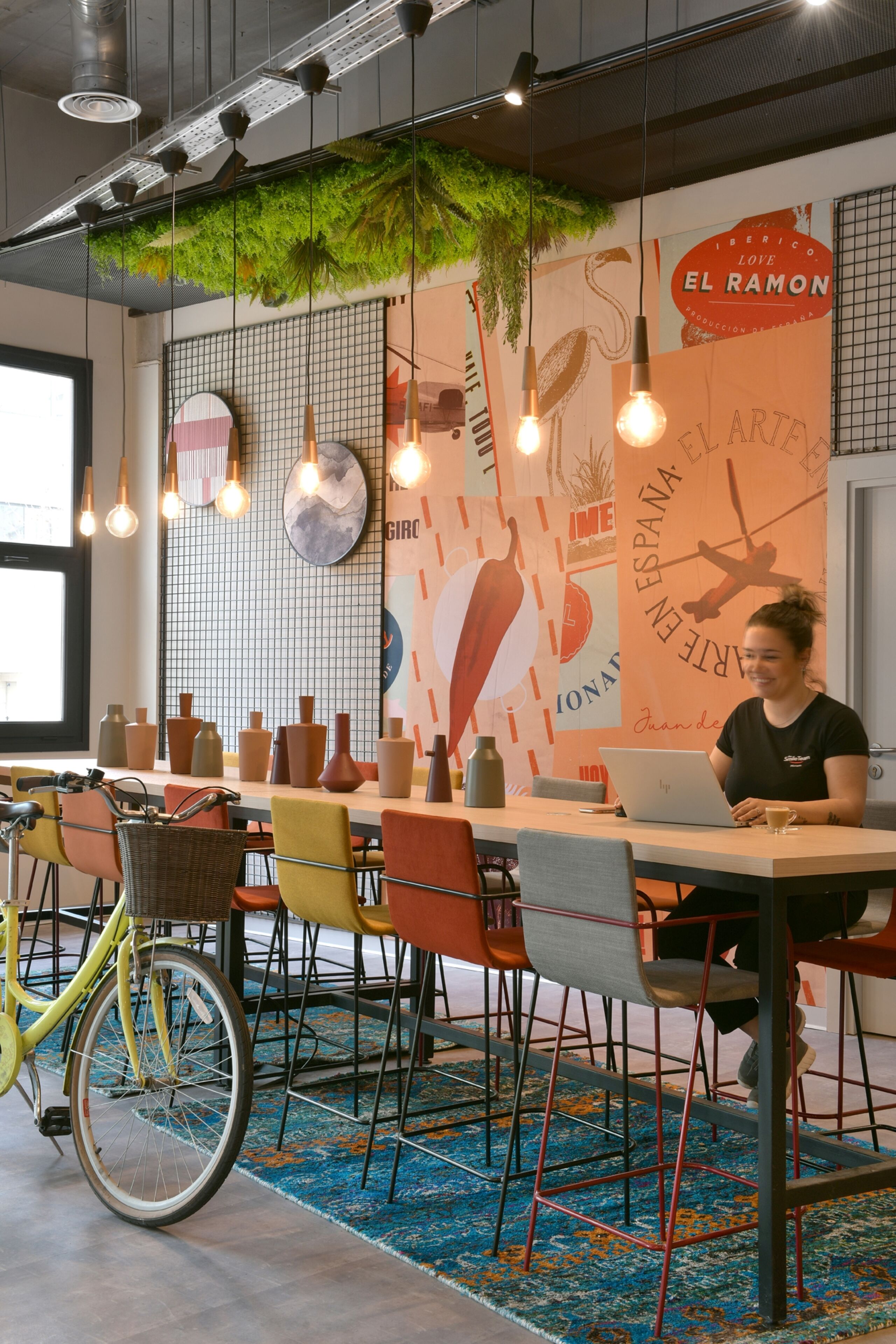 Un interior moderno con una mesa larga, sillas y una bicicleta.
