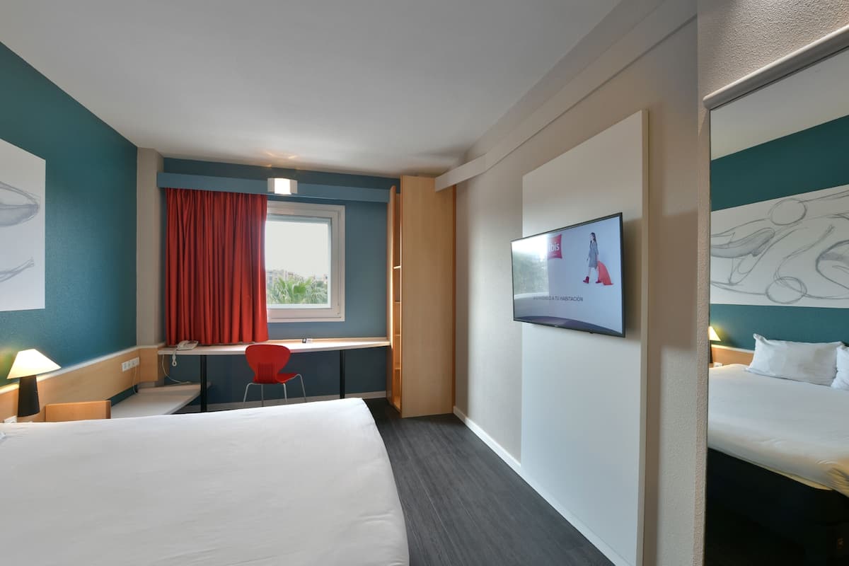 Familiekamer, meerdere bedden (1 Double Bed and Extra Bed) | Een bureau, verduisterende gordijnen, geluiddichte muren