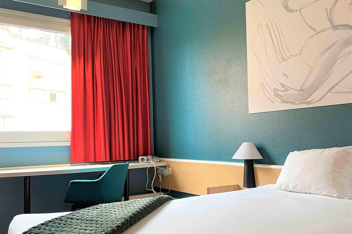 Rom – comfort, 1 dobbeltseng | Skrivebord, blendingsgardiner, lydisolert og strykejern/-brett
