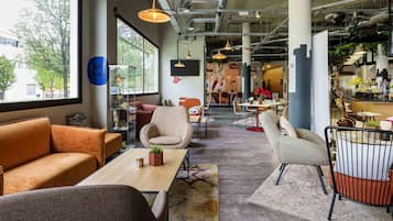 Phục vụ bữa sáng, bữa trưa, bữa tối, đặc sản vùng