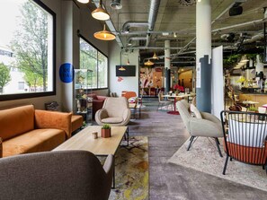 Se sirven desayunos, comidas, cenas y cocina regional