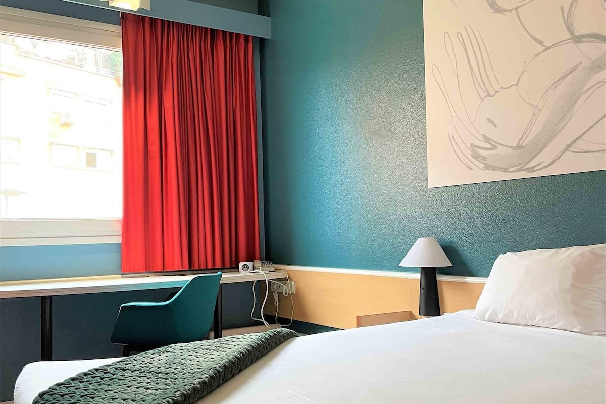 Phòng tiện nghi đơn giản, 1 giường đôi | Bàn, màn/rèm cản sáng, phòng cách âm, bàn ủi/dụng cụ ủi quần áo