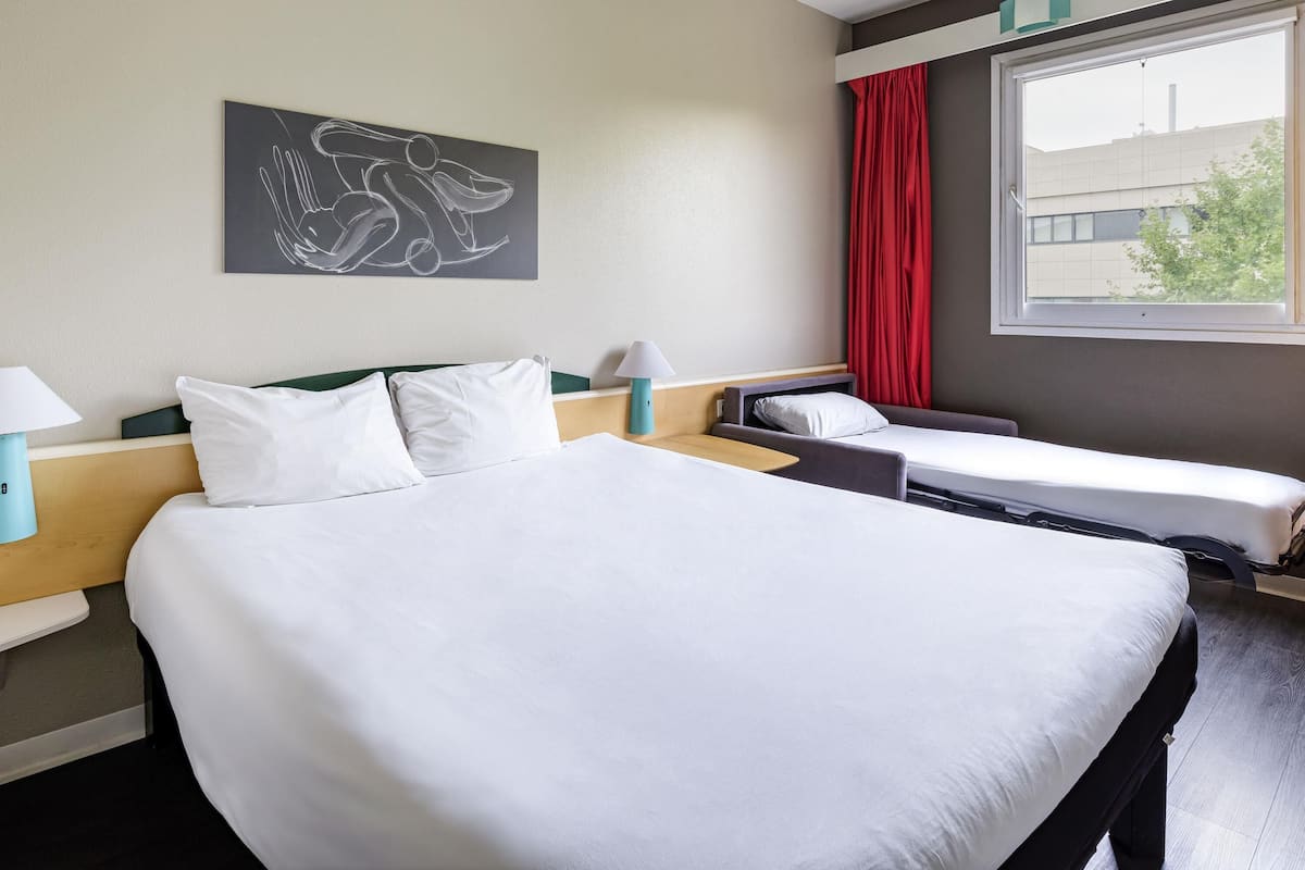 Familierom, flere senger (1 Double Bed and Extra Bed) | Skrivebord, blendingsgardiner, lydisolert og strykejern/-brett