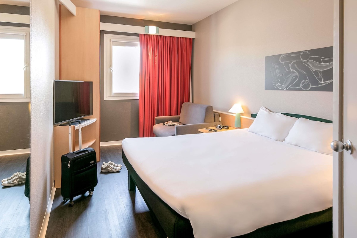 Familierom, flere senger (1 Double Bed and Extra Bed) | Skrivebord, blendingsgardiner, lydisolert og strykejern/-brett