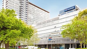 Ein Travelodge Hotel mit modernem Design, erkennbar am großen Travelodge Schild an der Fassade.