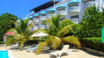 Vista frontal de la propiedad