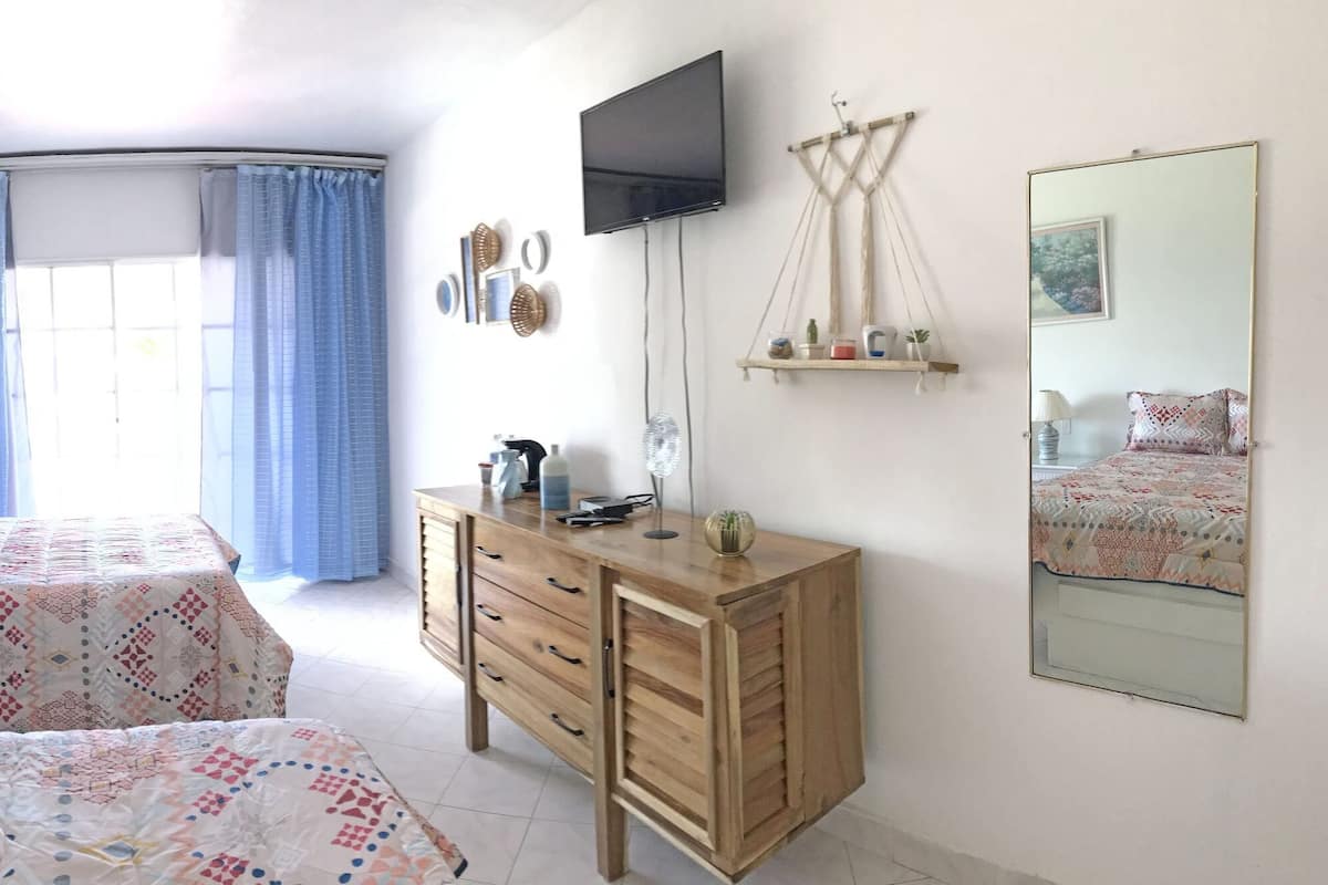 Standardzimmer | Hochwertige Bettwaren, Zimmersafe, individuell dekoriert, Schreibtisch