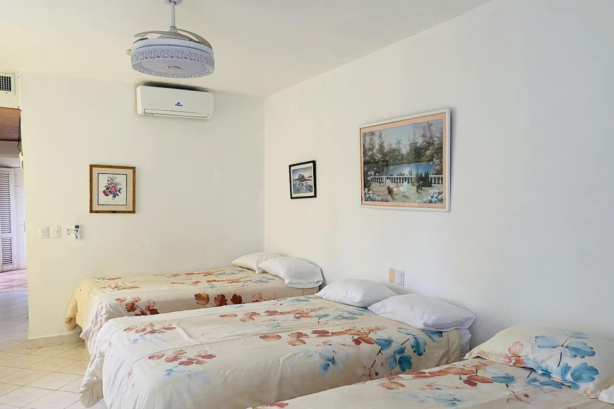 Familien-Dreibettzimmer | Hochwertige Bettwaren, Zimmersafe, individuell dekoriert, Schreibtisch