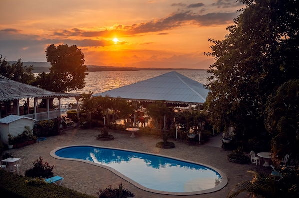 2 개의 야외 수영장, 08:00 ~ 22:30 오픈, 일광욕 의자