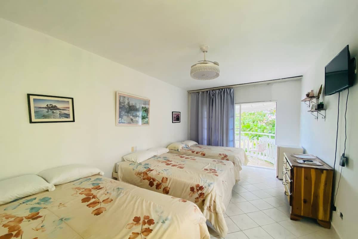 Familien-Dreibettzimmer | Hochwertige Bettwaren, Zimmersafe, individuell dekoriert, Schreibtisch