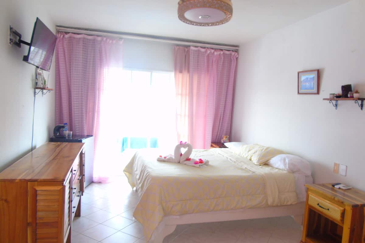 Comfort Single Room | In-room safe, individually decorated, desk, iron/ironing board