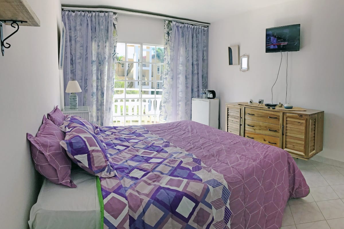 Comfort-Einzelzimmer | Hochwertige Bettwaren, Zimmersafe, individuell dekoriert, Schreibtisch