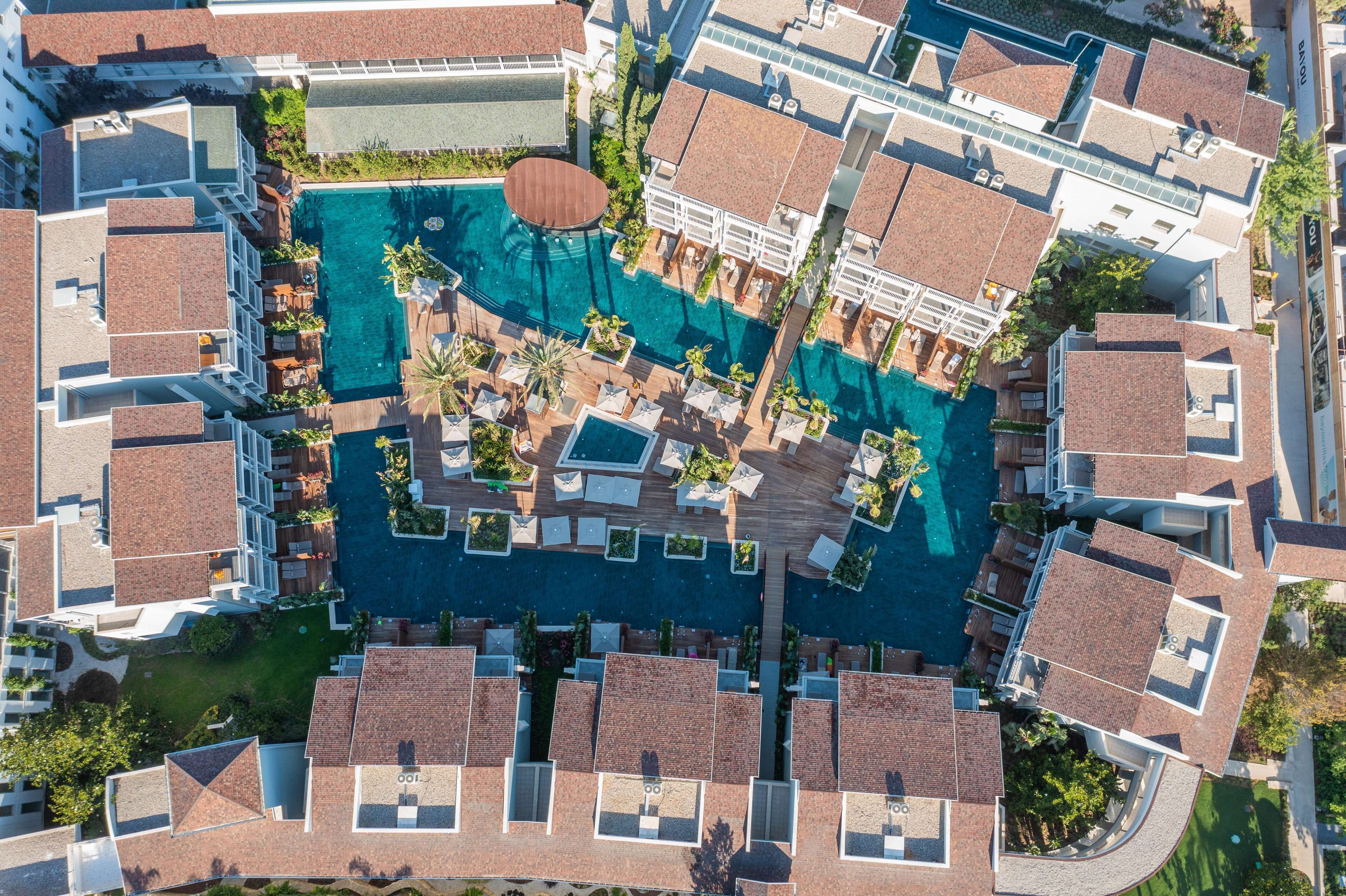 Indoor pool, 3 outdoor pools, pool umbrellas, sun loungers