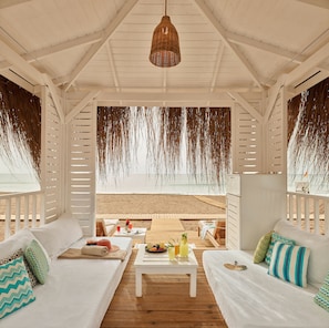 Privatstrand, Cabañas (gegen Gebühr), Liegestühle, Sonnenschirme