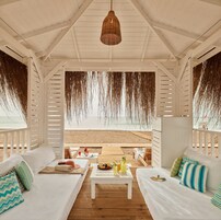 私家海滩、小屋（收费）、沙滩椅、海滩遮阳伞