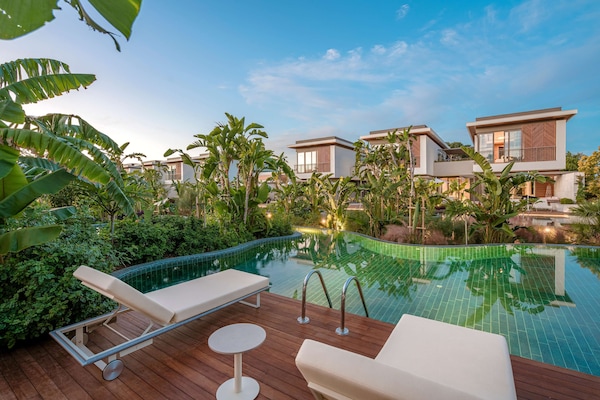 Minibar con artículos gratuitos y caja de seguridad en la habitación