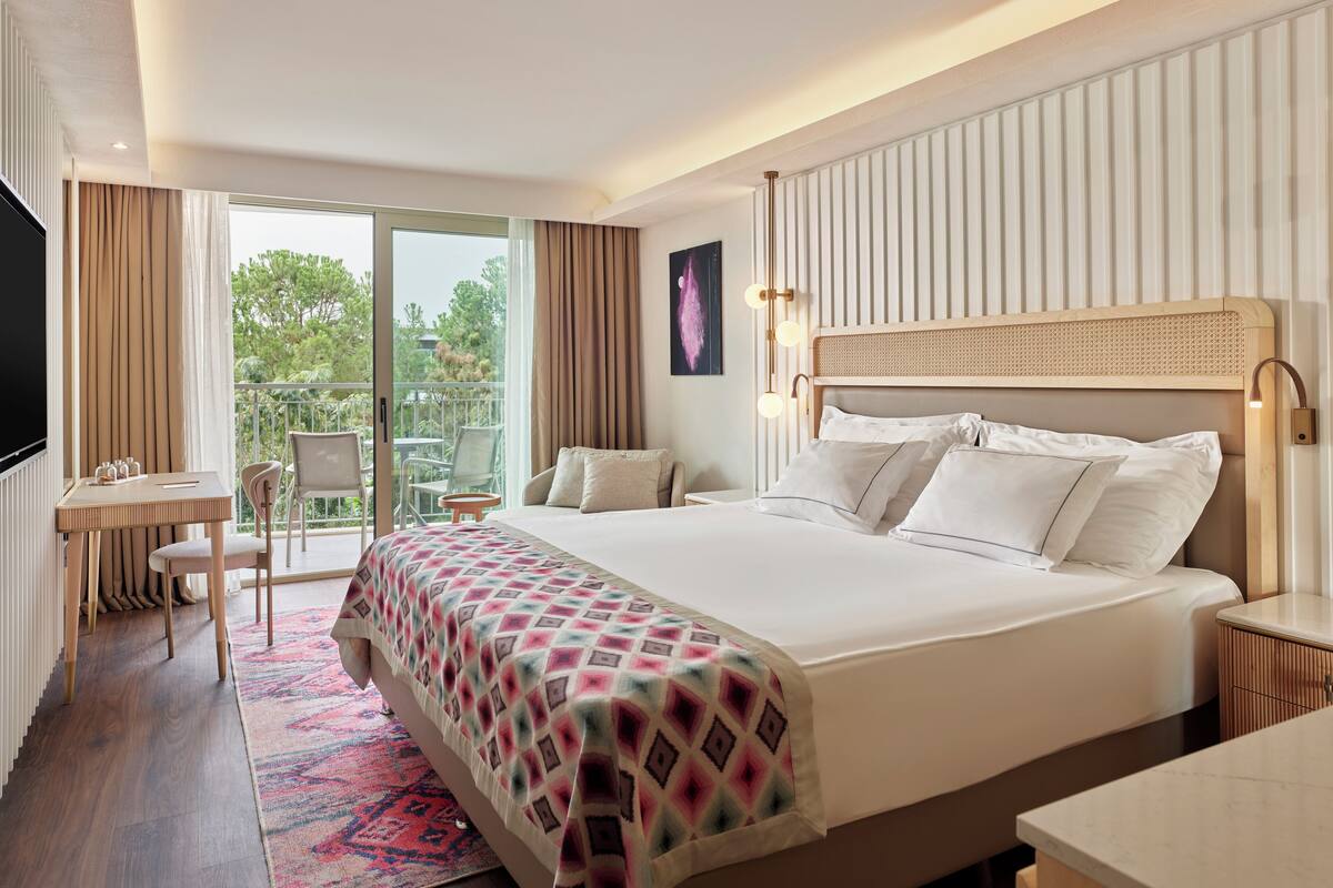 Deluxe Garden Room | Free minibar, in-room safe, desk, laptop workspace