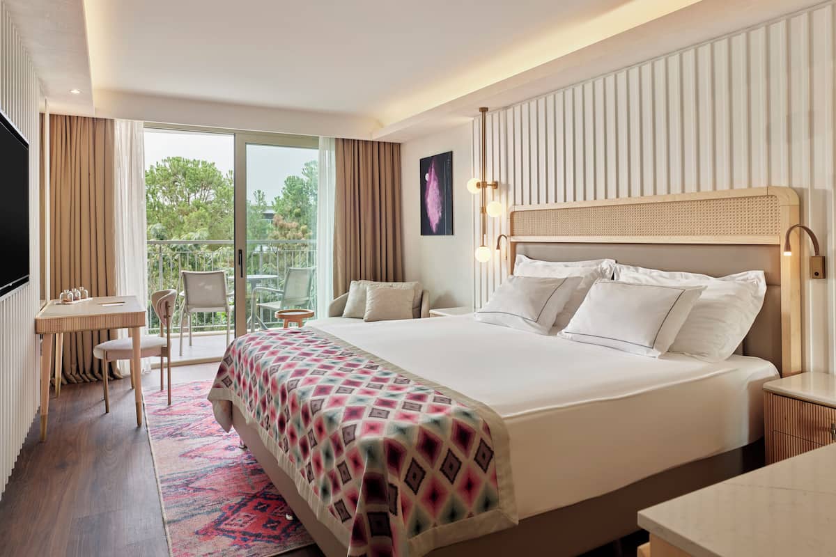 Deluxe Garden Room | Minibar (free items), in-room safe, desk, laptop workspace