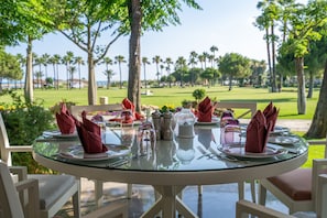 8 restaurants, lunch, dinner served; seafood