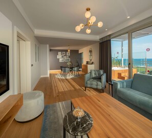 عناصر مجانية داخل الميني بار وخزنة داخل الغرفة ومكتب