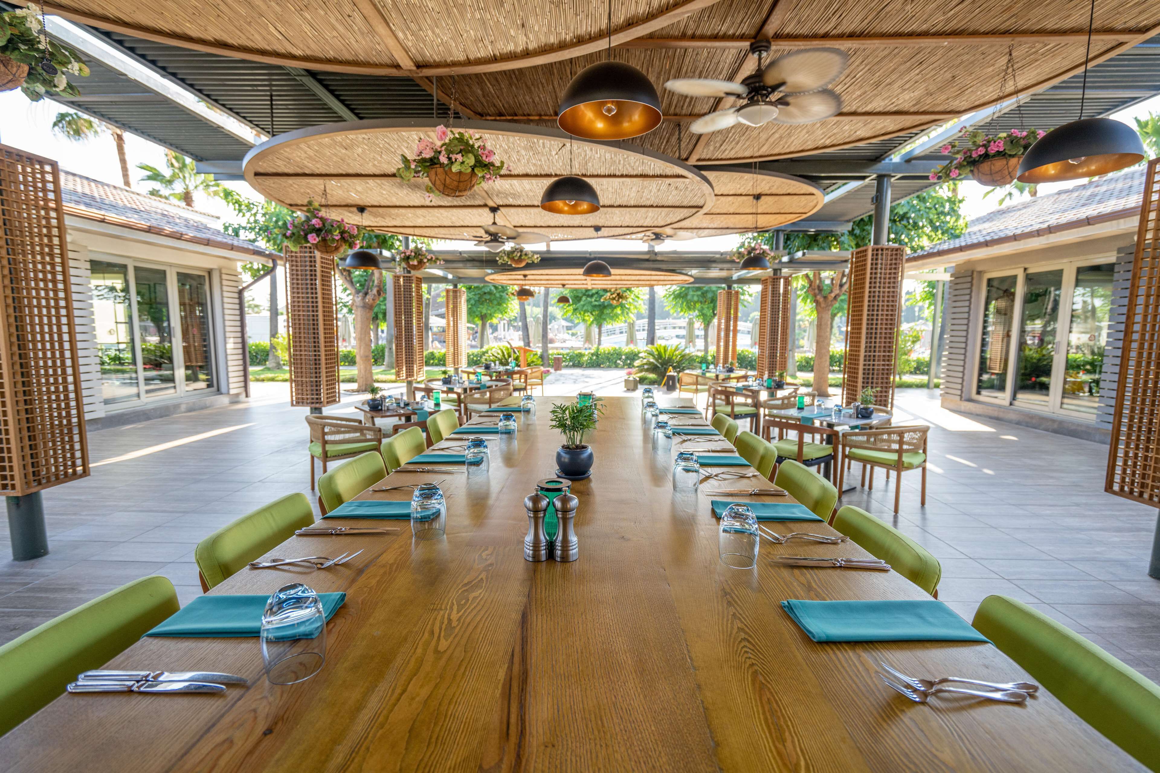 8 restaurants; lunch and dinner served