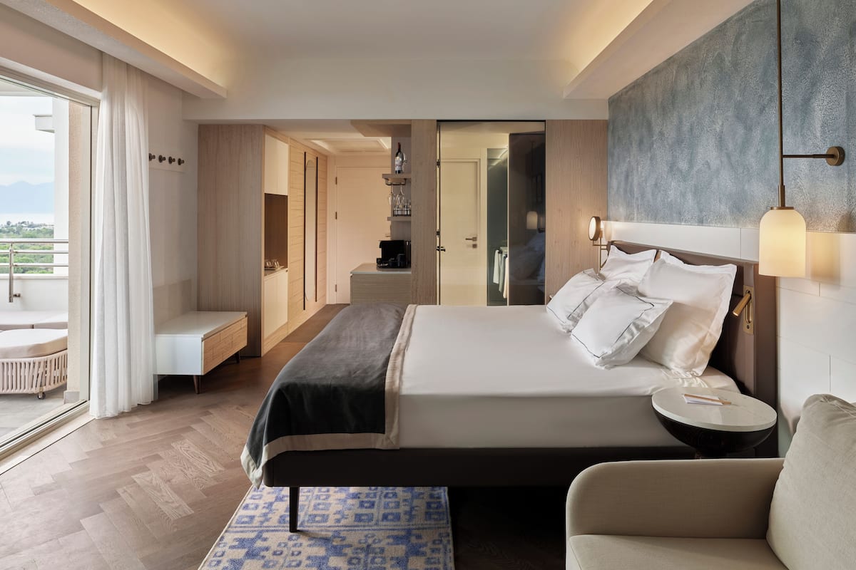 Free minibar, in-room safe, desk, laptop workspace