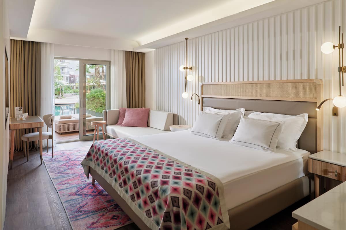 Deluxe Lagoon Room Swim Up | Free minibar, in-room safe, desk, laptop workspace