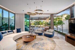 迷你吧（备有免费物品）、客房内保险箱、办公桌、笔记本电脑工作区