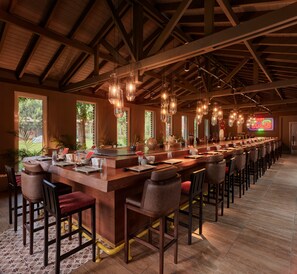 8 restaurants; lunch and dinner served