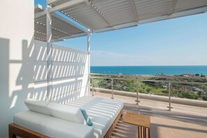 عناصر مجانية داخل الميني بار وخزنة داخل الغرفة ومكتب