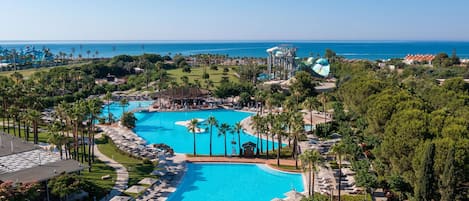 Hồ bơi trong nhà, 3 hồ bơi ngoài trời, dù/ô trên bãi biển/hồ bơi