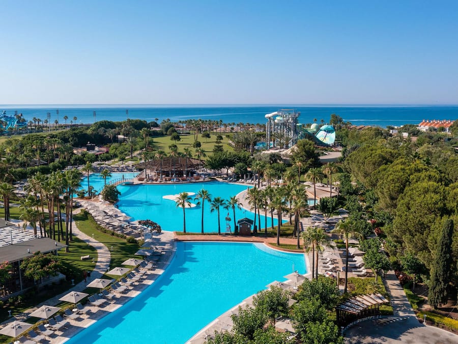 Sisäuima-allas, 3 ulkouima-allasta, aurinkovarjoja, aurinkotuoleja