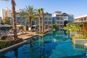 室内游泳池，3 室外游泳池，池畔遮阳伞，日光浴躺椅