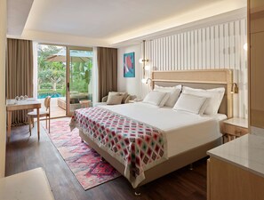 عناصر مجانية داخل الميني بار وخزنة داخل الغرفة ومكتب