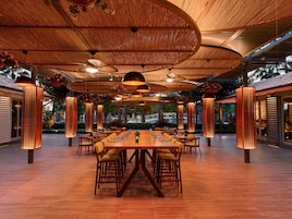 8 restaurants, lunch, dinner served; seafood