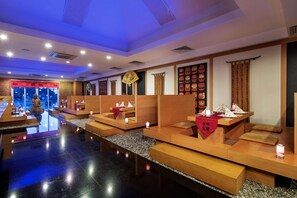 A hotel lobby with wooden seating areas, a reception desk, and a view of the outside. - Papillon Ayscha (Serik)