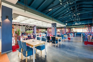 Breakfast, lunch, dinner served; local and international cuisine