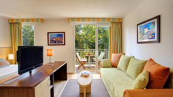 Escritorio, wifi gratis, ropa de cama