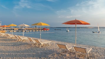 Nära stranden, volleyboll och strandbarer