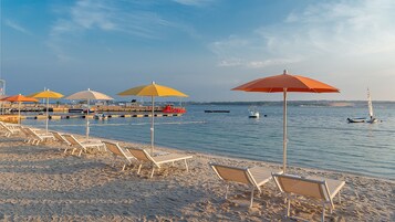 Una playa cerca, vóleibol de playa, bar en la playa