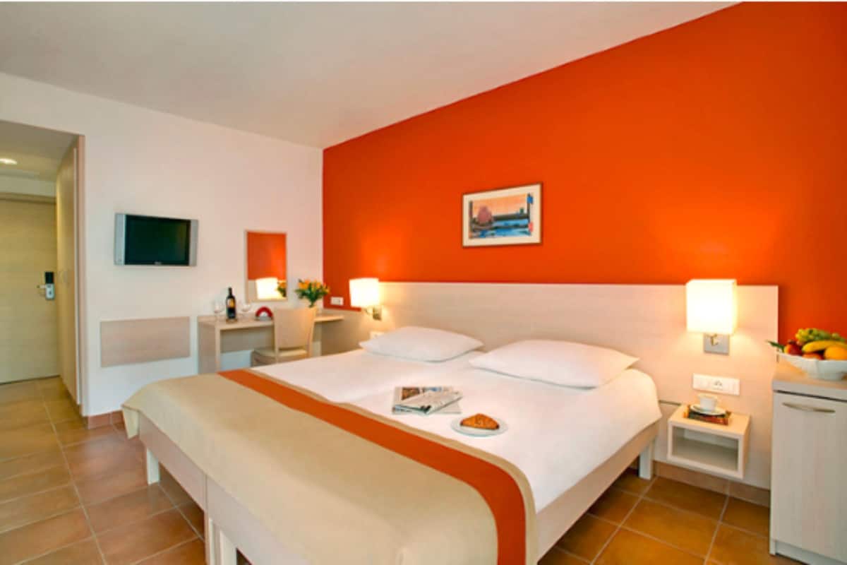 Desk, WiFi (free), bed sheets
