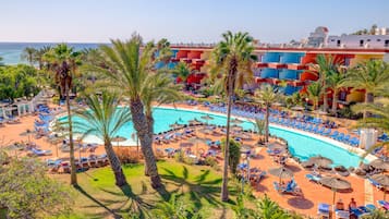 Piscine extérieure, parasols de plage, chaises longues