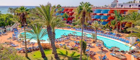 Outdoor pool, pool umbrellas, sun loungers