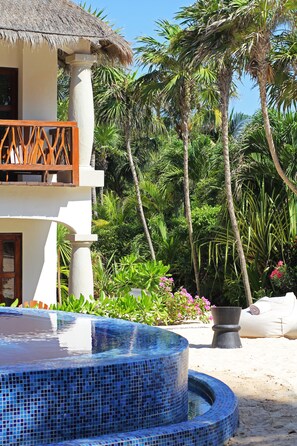 Una piscina al aire libre, sombrillas, sillones reclinables de piscina